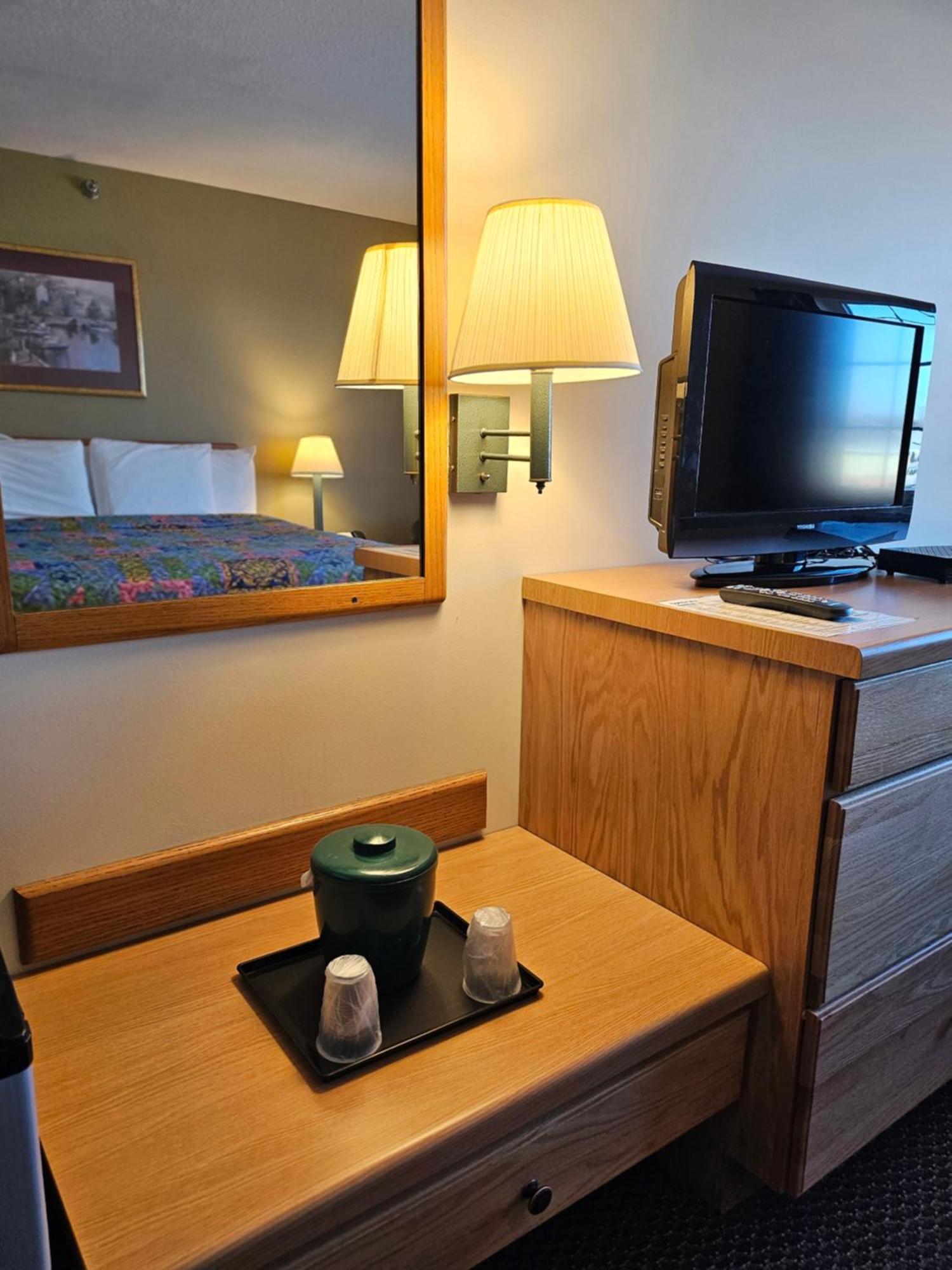 Lincoln Host Motor Inn Escanaba Rom bilde